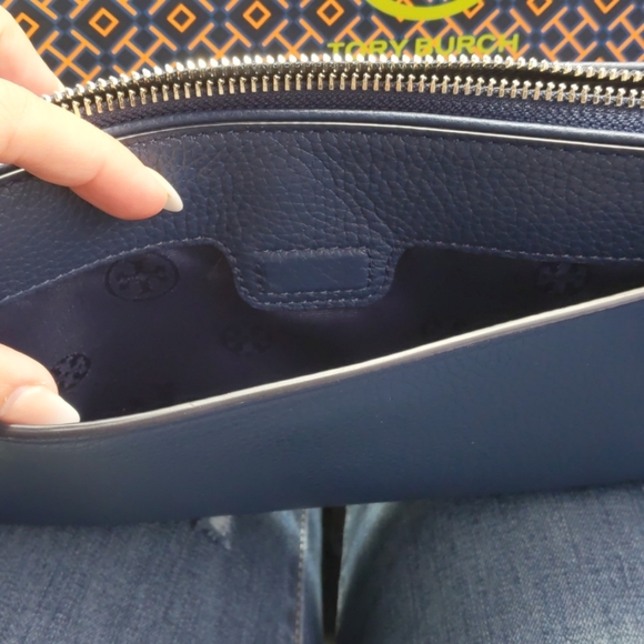 Navy blue Tory Burch zip closure purse - Picture 4 of 8